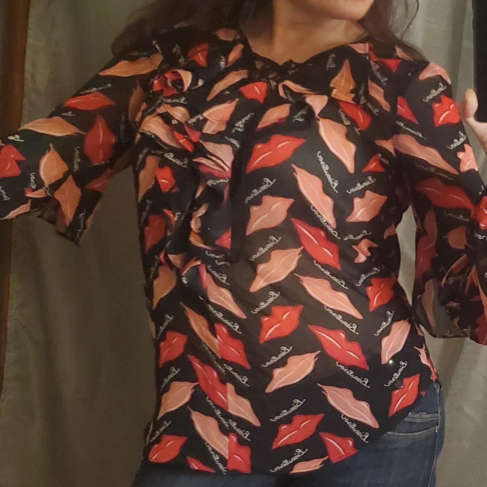 Bisou Bisou,women's shirt, Bisou Bisou women's button down shirt size M